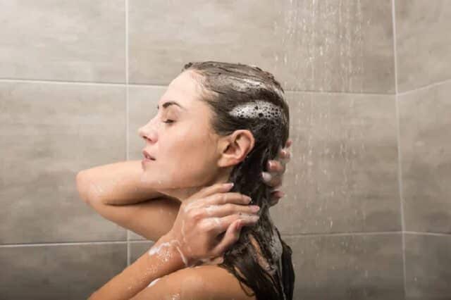 une fille avec un produit cheveux.